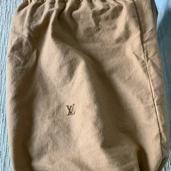 **RETIRED** Spacious LV shoulder purse. - Picture 8 of 8